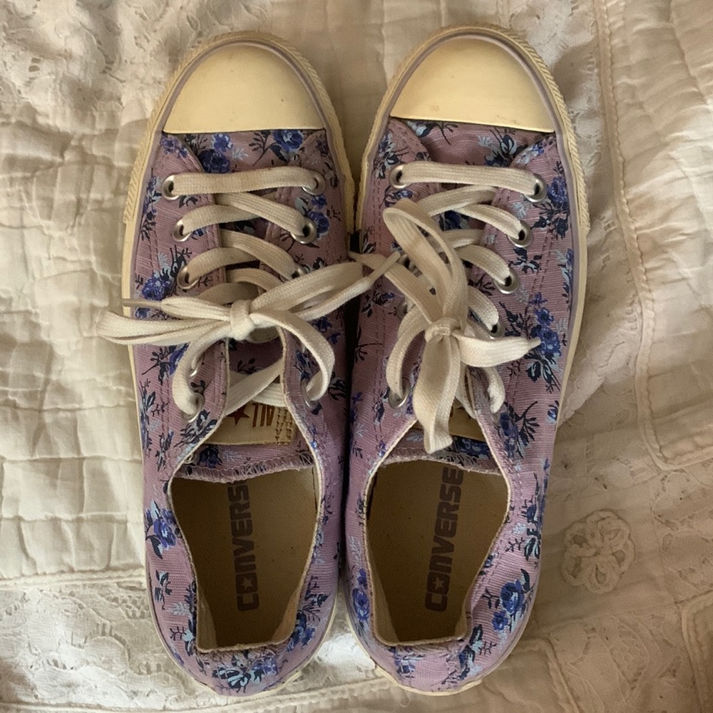 lavander and blue flowered converse amazing condition